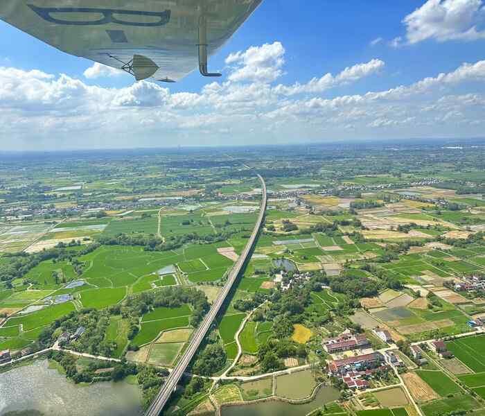The Differences Between the Zhonglian F27 Helicopter and the Ruixiang 1E - A Electric Fixed - Wing 